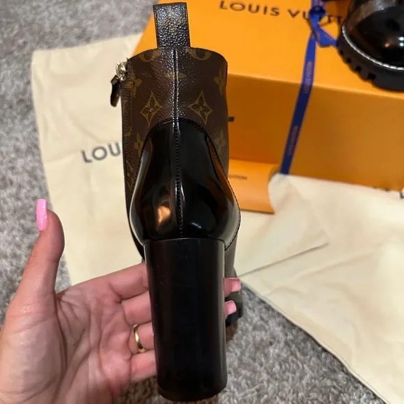 Louis Vuitton Star Trail Ankle Boot - Size 8 - Wore Once - Picture 14 of 16